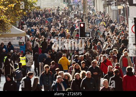 Blick auf die Menschenmassen von Einkäufern auf der Buchanan Street bei Herbstsonne in Glasgow, Schottland, Großbritannien Stockfoto