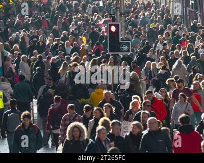 Blick auf die Menschenmassen von Einkäufern auf der Buchanan Street bei Herbstsonne in Glasgow, Schottland, Großbritannien Stockfoto