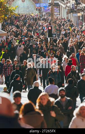 Blick auf die Menschenmassen von Einkäufern auf der Buchanan Street bei Herbstsonne in Glasgow, Schottland, Großbritannien Stockfoto