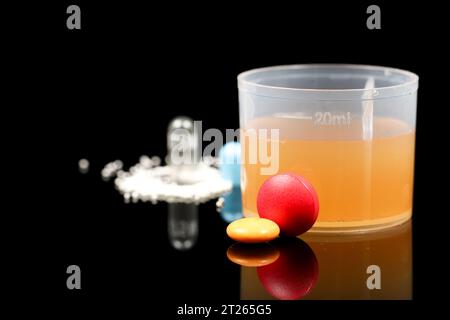 Medikamente Pillen und Sirup Makro isoliert auf schwarzem Hintergrund Stockfoto