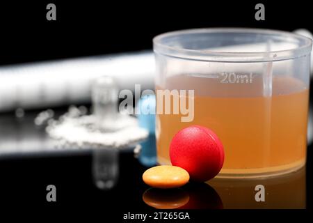 Medikamente Pillen und Sirup Makro isoliert auf schwarzem Hintergrund Stockfoto