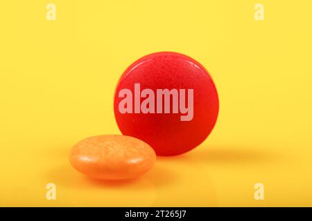 Makro für Medikamente isoliert auf gelbem Hintergrund Stockfoto