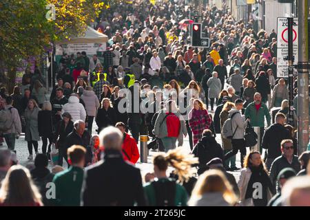 Blick auf die Menschenmassen von Einkäufern auf der Buchanan Street bei Herbstsonne in Glasgow, Schottland, Großbritannien Stockfoto
