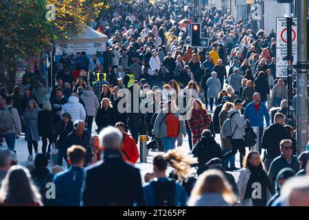 Blick auf die Menschenmassen von Einkäufern auf der Buchanan Street bei Herbstsonne in Glasgow, Schottland, Großbritannien Stockfoto
