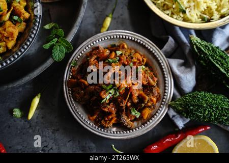 Bitteres Kürbis-Curry – Karela subji serviert mit Reis und Roti, selektiv fokussiert Stockfoto