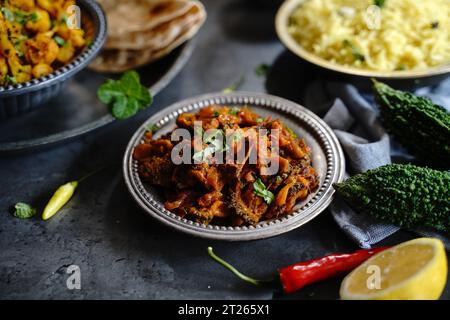 Bitteres Kürbis-Curry – Karela subji serviert mit Reis und Roti, selektiv fokussiert Stockfoto