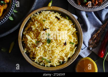 Hausgemachter Safranreis serviert mit Aloo gobi, selektiver Fokus Stockfoto