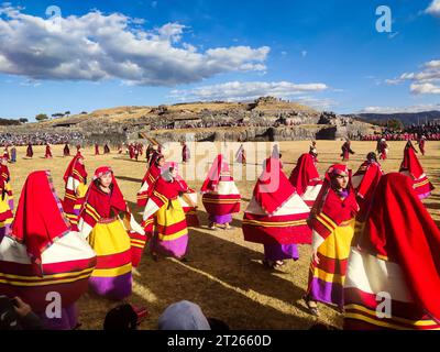 Einheimische in traditionellen Kostümen tanzen während des berühmten Inti Raymi Festivals in Cusco, in den Anden, Peru, Südamerika. Stockfoto