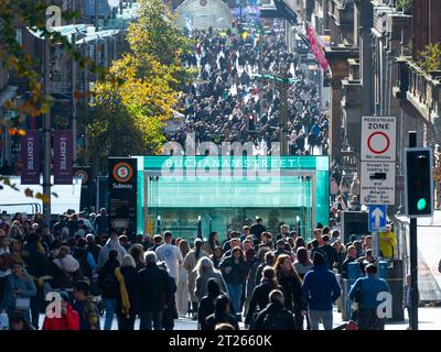 Blick auf die Menschenmassen von Einkäufern auf der Buchanan Street bei Herbstsonne in Glasgow, Schottland, Großbritannien Stockfoto