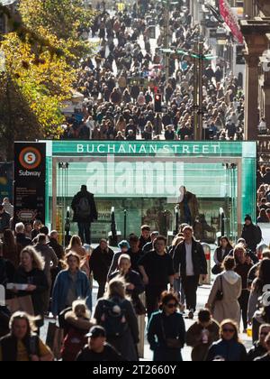 Blick auf die Menschenmassen von Einkäufern auf der Buchanan Street bei Herbstsonne in Glasgow, Schottland, Großbritannien Stockfoto