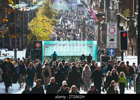 Blick auf die Menschenmassen von Einkäufern auf der Buchanan Street bei Herbstsonne in Glasgow, Schottland, Großbritannien Stockfoto