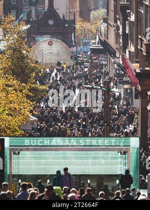 Blick auf die Menschenmassen von Einkäufern auf der Buchanan Street bei Herbstsonne in Glasgow, Schottland, Großbritannien Stockfoto