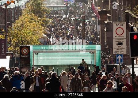 Blick auf die Menschenmassen von Einkäufern auf der Buchanan Street bei Herbstsonne in Glasgow, Schottland, Großbritannien Stockfoto