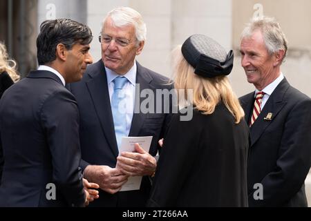 Premierminister Rishi Sunak (ganz links), ehemaliger Premierminister Sir John Major (zweiter links), und die stellvertretende Sprecherin des House of Commons, Dame Eleanor Laing und Nigel Evans (rechts) verlassen die St. Margaret's Church im Zentrum von London, nachdem sie an einem Thanksgiving-Gottesdienst für Leben und Werk des früheren Finanzkanzlers Lord Lawson teilgenommen haben, der Anfang dieses Jahres starb. Bilddatum: Dienstag, 17. Oktober 2023. Stockfoto