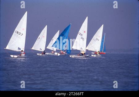 Der Segelsport umfasst eine Vielzahl konkurrenzfähiger Segelformate, die von verschiedenen Segelverbänden und Yachtclubs genehmigt werden. Zu den Renndisziplinen gehören Spiele innerhalb einer Flotte von Segelbooten, zwischen einem Paar von Segelbooten oder zwischen Teams. Yachten sind Freizeitbootaktivitäten mit mittelgroßen bis großen Booten oder kleinen Schiffen, die zusammen Yachten genannt werden. Stockfoto