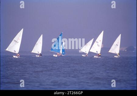 Der Segelsport umfasst eine Vielzahl konkurrenzfähiger Segelformate, die von verschiedenen Segelverbänden und Yachtclubs genehmigt werden. Zu den Renndisziplinen gehören Spiele innerhalb einer Flotte von Segelbooten, zwischen einem Paar von Segelbooten oder zwischen Teams. Yachten sind Freizeitbootaktivitäten mit mittelgroßen bis großen Booten oder kleinen Schiffen, die zusammen Yachten genannt werden. Stockfoto