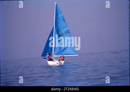 Der Segelsport umfasst eine Vielzahl konkurrenzfähiger Segelformate, die von verschiedenen Segelverbänden und Yachtclubs genehmigt werden. Zu den Renndisziplinen gehören Spiele innerhalb einer Flotte von Segelbooten, zwischen einem Paar von Segelbooten oder zwischen Teams. Yachten sind Freizeitbootaktivitäten mit mittelgroßen bis großen Booten oder kleinen Schiffen, die zusammen Yachten genannt werden. Stockfoto