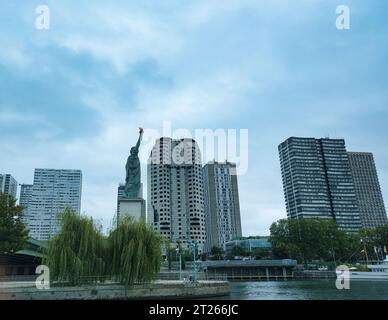 Frankreich, Paris 25.08.2023 Historisches Wahrzeichen, Freiheitsstatue Paris von den Pariser Bateaux an der seine Stockfoto