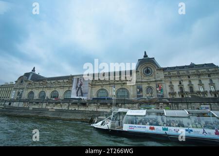 Frankreich, Paris 25.08.2023 Musée d'Orsay von den Bateaux Parisiens an der seine Stockfoto