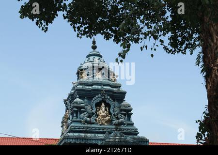 Riesiges Bauwerk des Hindu-Tempeltores mit Götterbild. Stockfoto