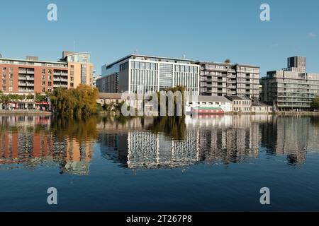 Moderner Teil der Dublin Docklands, bekannt als Silicon Docks, an warmen Herbsttagen Stockfoto