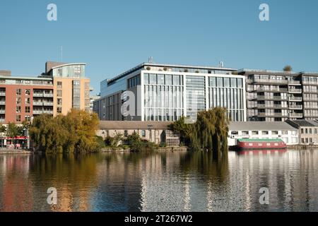 Moderner Teil der Dublin Docklands, bekannt als Silicon Docks, an warmen Herbsttagen Stockfoto