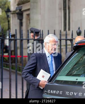 London, Großbritannien. Oktober 2023. Sir John Major, ehemaliger britischer Premierminister, Politiker der Konservativen Partei. Politiker und Eingeladene nehmen heute an dem Thanksgiving-Dienst für Lord Lawson in der St. Margaret's Church in Westminster Teil Stockfoto