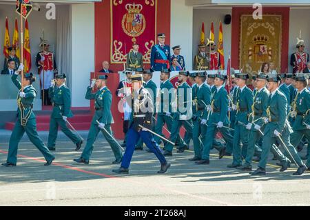 Marching Guardia Civil, darunter ein französischer Polizist, nahmen an der Militärparade zum Nationalfeiertag etwa 4.100 Soldaten Teil, darunter auch ein französischer Polizist Stockfoto