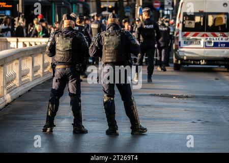 Paris, Frankreich. Oktober 2023. Gedenkfeier zum 62. Jahrestag der Opfer vom 17. Oktober 1961 im Gedenken an viele Algerier, die gekommen sind, um friedlich gegen die Ausgangssperre zu demonstrieren, die den in Frankreich lebenden Nordafrikanern auferlegt wurde, die von der französischen Polizei getötet wurden. Wie jedes Jahr wird die Gedenkfeier von der Stadt Paris organisiert. Foto: Denis Prezat/ABACAPRESS.COM Credit: Abaca Press/Alamy Live News Stockfoto
