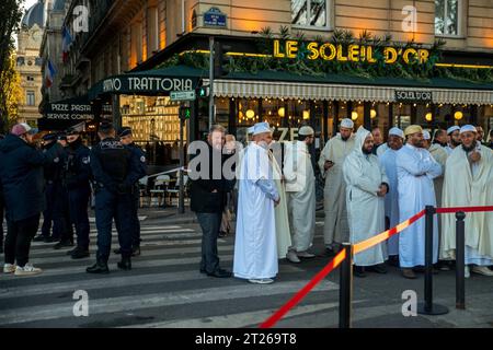 Paris, Frankreich. Oktober 2023. Gedenkfeier zum 62. Jahrestag der Opfer vom 17. Oktober 1961 im Gedenken an viele Algerier, die gekommen sind, um friedlich gegen die Ausgangssperre zu demonstrieren, die den in Frankreich lebenden Nordafrikanern auferlegt wurde, die von der französischen Polizei getötet wurden. Wie jedes Jahr wird die Gedenkfeier von der Stadt Paris organisiert. Foto: Denis Prezat/ABACAPRESS.COM Credit: Abaca Press/Alamy Live News Stockfoto