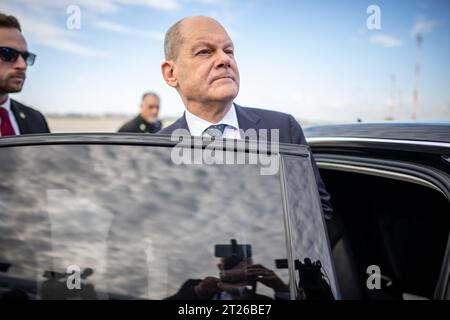 Tel Aviv, Israel. Oktober 2023. Bundeskanzler Olaf Scholz (SPD) kommt zu einem Solidaritätsbesuch in Israel. Scholz fliegt dann weiter nach Ägypten. Quelle: Michael Kappeler/dpa Pool/dpa/Alamy Live News Stockfoto