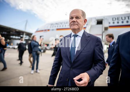 Tel Aviv, Israel. Oktober 2023. Bundeskanzler Olaf Scholz (SPD) kommt zu einem Solidaritätsbesuch in Israel. Scholz fliegt dann weiter nach Ägypten. Quelle: Michael Kappeler/dpa Pool/dpa/Alamy Live News Stockfoto