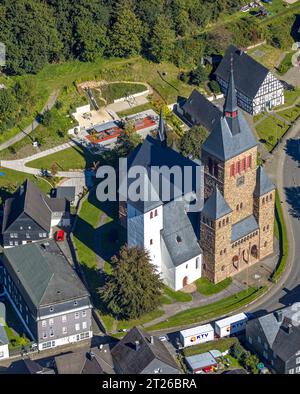 Luftbild, Pfarrkirche St. Peter und Paul, Mehrgenerationenspielplatz, Kirchhundem, Sauerland, Nordrhein-Westfalen, Deutschland ACHTUNGxMINDESTHONORARx60xEURO *** Luftaufnahme, Pfarrkirche St. Peter und Paul, Mehrgenerationsspielplatz, Kirchhundem, Sauerland, Nordrhein-Westfalen, Deutschland ATTENTIONxMINESTHONORARx60xEURO Credit: Imago/Alamy Live News Stockfoto