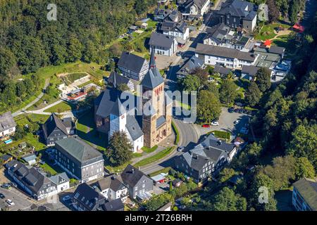 Luftbild, Pfarrkirche St. Peter und Paul, Mehrgenerationenspielplatz, Kirchhundem, Sauerland, Nordrhein-Westfalen, Deutschland ACHTUNGxMINDESTHONORARx60xEURO *** Luftaufnahme, Pfarrkirche St. Peter und Paul, Mehrgenerationsspielplatz, Kirchhundem, Sauerland, Nordrhein-Westfalen, Deutschland ATTENTIONxMINESTHONORARx60xEURO Credit: Imago/Alamy Live News Stockfoto