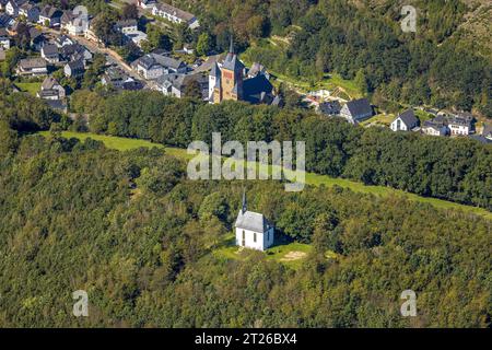 Luftbild, Pfarrkirche St. Peter und Paul und Heilig-Kreuz-Kapelle, Kirchhundem, Sauerland, Nordrhein-Westfalen, Deutschland ACHTUNGxMINDESTHONORARx60xEURO *** Luftaufnahme, Pfarrkirche St. Peter und Paul und Heilig-Kreuz-Kapelle, Kirchhundem, Sauerland, Nordrhein-Westfalen, Deutschland ATTENTIONxMINESTHONORARx60xEURO Credit: Imago/Alamy Live News Stockfoto