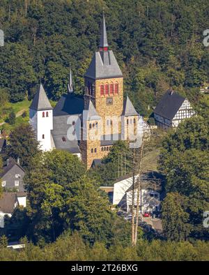 Luftbild, Pfarrkirche St. Peter und Paul, Kirchhundem, Sauerland, Nordrhein-Westfalen, Deutschland ACHTUNGxMINDESTHONORARx60xEURO *** Luftaufnahme, Pfarrkirche St. Peter und Paul, Kirchhundem, Sauerland, Nordrhein-Westfalen, Deutschland ATTENTIONxMINESTHONORARx60xEURO Credit: Imago/Alamy Live News Stockfoto