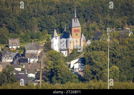 Luftbild, Pfarrkirche St. Peter und Paul, Kirchhundem, Sauerland, Nordrhein-Westfalen, Deutschland ACHTUNGxMINDESTHONORARx60xEURO *** Luftaufnahme, Pfarrkirche St. Peter und Paul, Kirchhundem, Sauerland, Nordrhein-Westfalen, Deutschland ATTENTIONxMINESTHONORARx60xEURO Credit: Imago/Alamy Live News Stockfoto