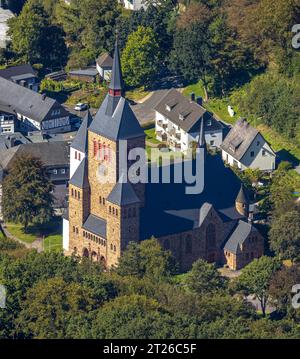 Luftbild, Pfarrkirche St. Peter und Paul, Kirchhundem, Sauerland, Nordrhein-Westfalen, Deutschland ACHTUNGxMINDESTHONORARx60xEURO *** Luftaufnahme, Pfarrkirche St. Peter und Paul, Kirchhundem, Sauerland, Nordrhein-Westfalen, Deutschland ATTENTIONxMINESTHONORARx60xEURO Stockfoto