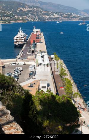 Blick über den Meereseingang von Monaco's Port Hercule und Quai Rainier III, benannt nach dem Prinzen von Mónaco. Von Théâtre du Fort Antoine aus gesehen (135) Stockfoto