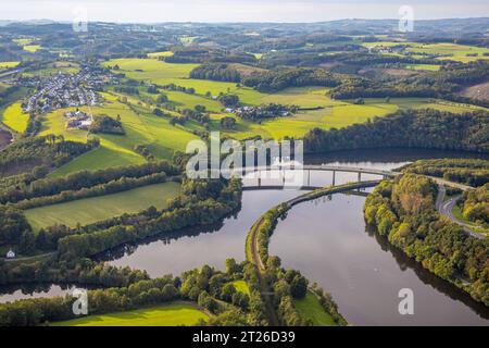 Luftbild, BiggeTalsperre Biggesee, Brücke der Bundesstraße B54, Rhode, Olpe, Sauerland, Nordrhein-Westfalen, Deutschland ACHTUNGxMINDESTHONORARx60xEURO *** Luftaufnahme, BiggeTalsperre Biggesee, Brücke der Bundesstraße B54, Rhode, Olpe, Sauerland, Nordrhein-Westfalen, Deutschland ATTENTIONxMINESTHONORARx60xEURO Stockfoto