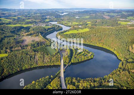 Luftbild, BiggeTalsperre Biggesee, Brücke der Landesstraße L512, Rhode, Olpe, Sauerland, Nordrhein-Westfalen, Deutschland ACHTUNGxMINDESTHONORARx60xEURO *** Luftaufnahme, BiggeTalsperre Biggesee, Brücke der Nationalstraße L512, Rhode, Olpe, Sauerland, Nordrhein-Westfalen, Deutschland ATTENTIONxMINDESTHONORARx60xEURO Stockfoto