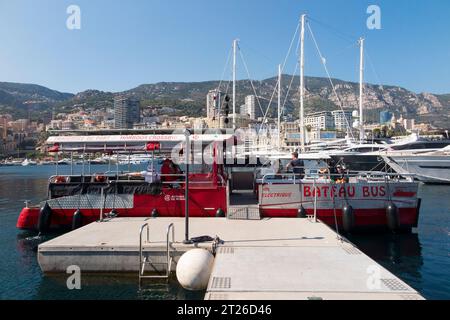 Bateau Bus / 100% elektrische Solarstrom Wasserboot, das Monacos Hafen von Port Hercule überquert, Anlegesteg von 14 Quai Antoine 1er, Monaco. (135) Stockfoto