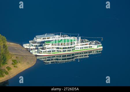 Luftbild, BiggeTalsperre Biggesee, Ausflugsschiffe mit Spiegelung im See, Rhode, Olpe, Sauerland, Nordrhein-Westfalen, Deutschland ACHTUNGxMINDESTHONORARx60xEURO *** Luftansicht, BiggeTalsperre Biggesee, Ausflugsboote mit Reflexion im See, Rhode, Olpe, Sauerland, Nordrhein-Westfalen, Deutschland ATTENTIONxMINESTHONORARx60xEURO Stockfoto