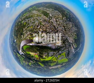 Luftbild, Stadtmitte Innenstadtansicht, Bahnhof und Fluss Bigge, Erdkugel, Fisheye Aufnahme, Fischaugen Aufnahme, 360 Grad Aufnahme, Tiny World, Olpe-Stadt, Olpe, Sauerland, Nordrhein-Westfalen, Deutschland ACHTUNGxMINDESTHONORARx60xEURO *** Blick aus der Luft, Blick auf die Innenstadt, Bahnhof und Fluss Bigge, Globus, Fisheye Shot, Fisheye Shot, 360 Grad Shot, Tiny World, Olpe City, Olpe, Sauerland, Nordrhein-Westfalen, Deutschland ATTENTIONxMINESTHONORARx60xEURO Credit: Imago/Alamy Live News Stockfoto