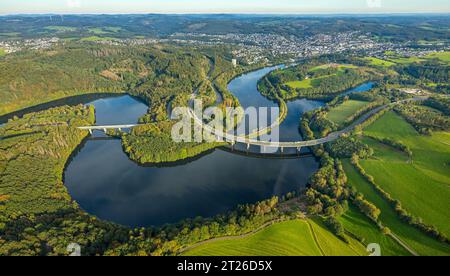 Luftbild, BiggeTalsperre Biggesee, Brücke der Bundesstraße B54, Rhode, Olpe, Sauerland, Nordrhein-Westfalen, Deutschland ACHTUNGxMINDESTHONORARx60xEURO *** Luftaufnahme, BiggeTalsperre Biggesee, Brücke der Bundesstraße B54, Rhode, Olpe, Sauerland, Nordrhein-Westfalen, Deutschland ATTENTIONxMINESTHONORARx60xEURO Stockfoto