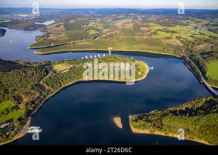 Luftbild, BiggeTalsperre Biggesee, Ausflugsschiffe in Sondern, Camping Biggesee - vier Jahreszeiten und Talbrücke Sondern, Yachthafen Sonderner Kopf, Waldgebiet mit Waldschäden, Rhode, Olpe, Sauerland, Nordrhein-Westfalen, Deutschland ACHTUNGxMINDESTHONORARx60xEURO *** Luftaufnahme, BiggeTalsperre Biggesee, Ausflugsboote in Sondern, Camping Biggesee Four Seasons und Talbrücke Sondern, Marina Sonderner Kopf, Waldgebiet mit Waldschäden, Rhode, Olpe, Sauerland, Nordrhein-Westfalen, Deutschland ATTENTIONxMINESTHONORARx60xEURO Stockfoto