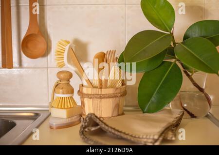 Zero Waste Konzept. Umweltfreundliche Küchenzubehör. Die Bürsten, die Naturseife, Die Frau wäscht das Geschirr mit den Naturprodukten und der Bürste. Abfallfrei eco Stockfoto
