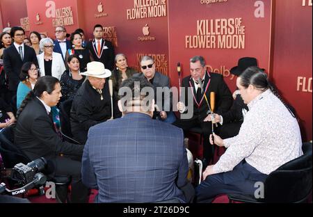 LOS ANGELES, KALIFORNIEN - 16. OKTOBER: Drumming und Sing Zeremonie bei der Los Angeles Premiere von Apple TV+'s Killer of the Flower Moon im Dolb Stockfoto