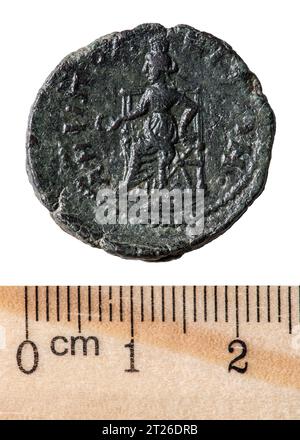 Antike Bronzemünze aus der Römerzeit, die Kaiser Severus Alexander darstellt. Rückwärts. Isoliert auf weiß Stockfoto