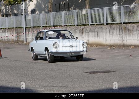 Bibbiano-Reggio Emilia Italien - 07 15 2015 : kostenlose Rallye von Oldtimern auf dem Stadtplatz Fiat 850 Coupe. Hochwertige Fotos Stockfoto